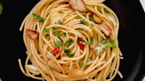 Spaghetti aglio e olio closeup.